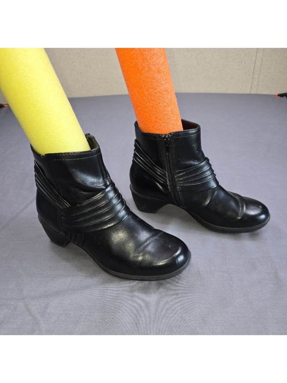Comfort Plus Predictions Size 5 Ankle Boot Black Ruched Side Zip Faux Leather